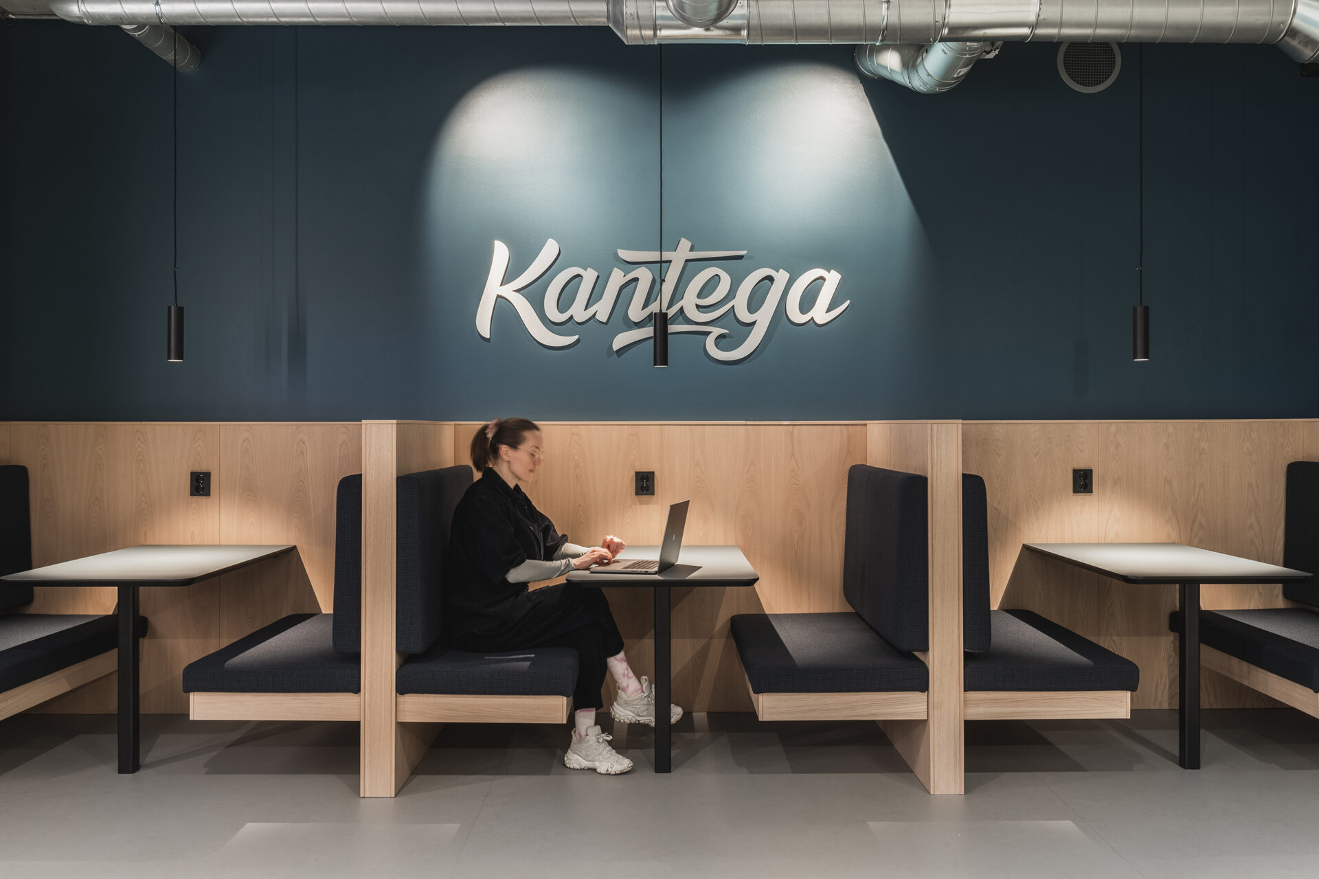 Ansatt som jobber i boothsete på Kantegas kontor, designet av Haltenbanken