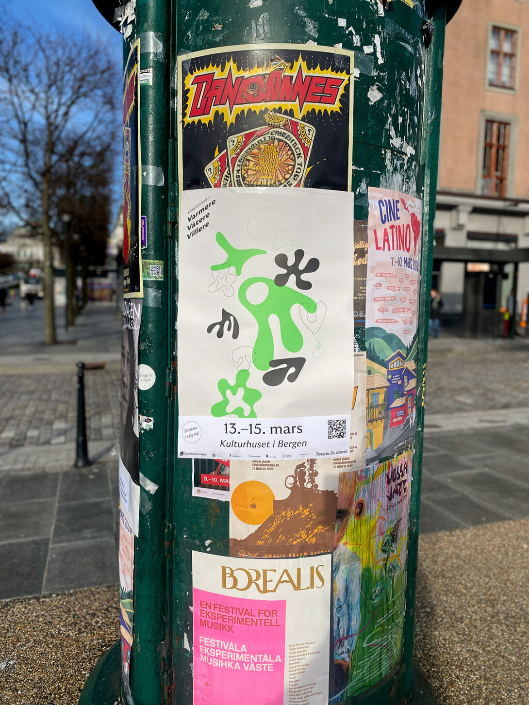Plakat for klimafestivalen «Varmere, våtere, villere» hengt opp på en lyktestolpe i Bergen sentrum.